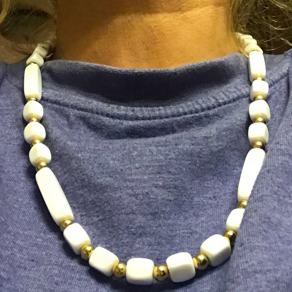 TRIFARI CLASSY NECKLACE CHUNKY “SQUARE” WT BEADED